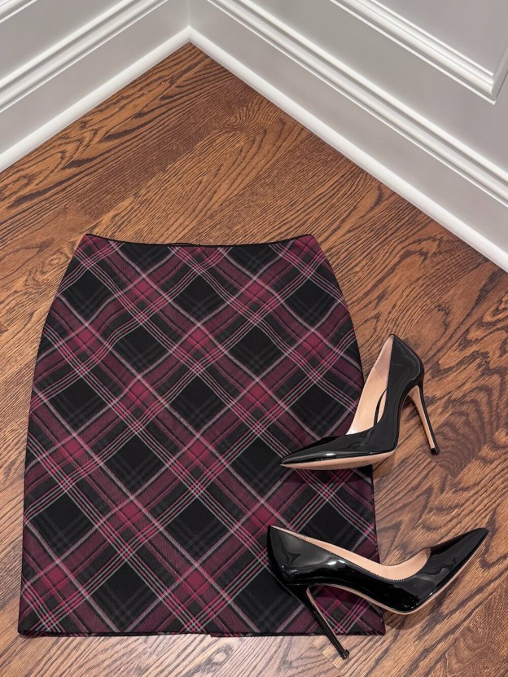 White House Black Market/WHBM Plaid Pencil Skirt Burgundy Black Size 0